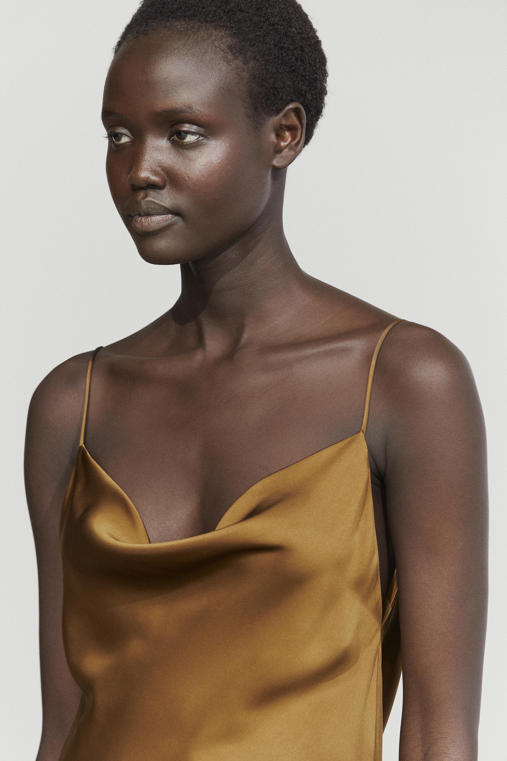 Robe midi fluide satinée